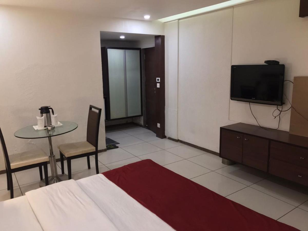 Pearl Hotel & Banquets Ahmedabad Eksteriør billede