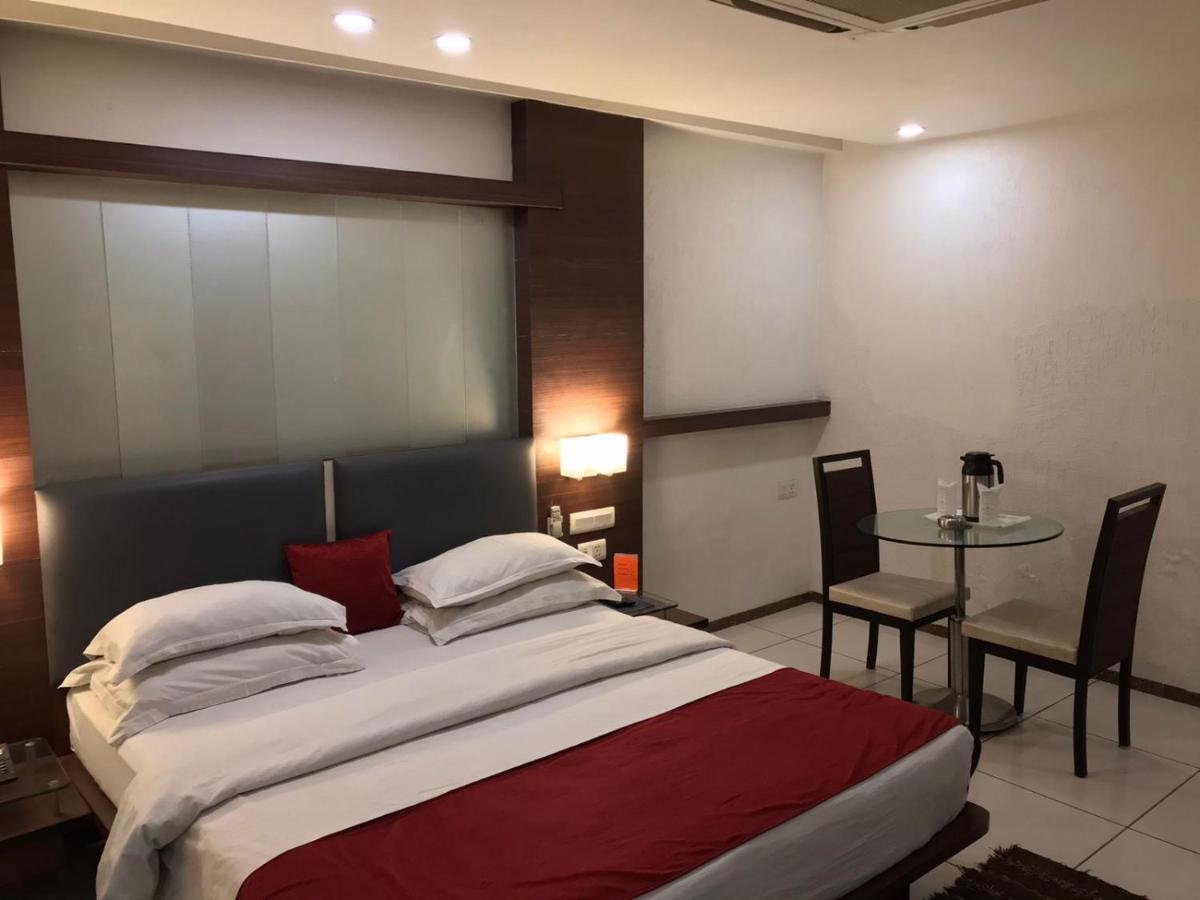 Pearl Hotel & Banquets Ahmedabad Eksteriør billede