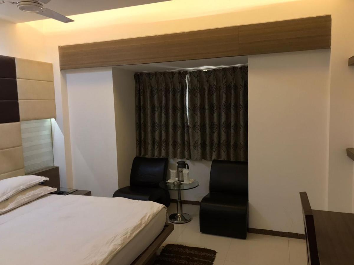 Pearl Hotel & Banquets Ahmedabad Eksteriør billede