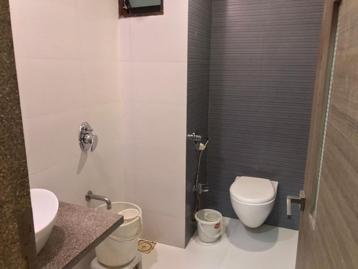Pearl Hotel & Banquets Ahmedabad Eksteriør billede