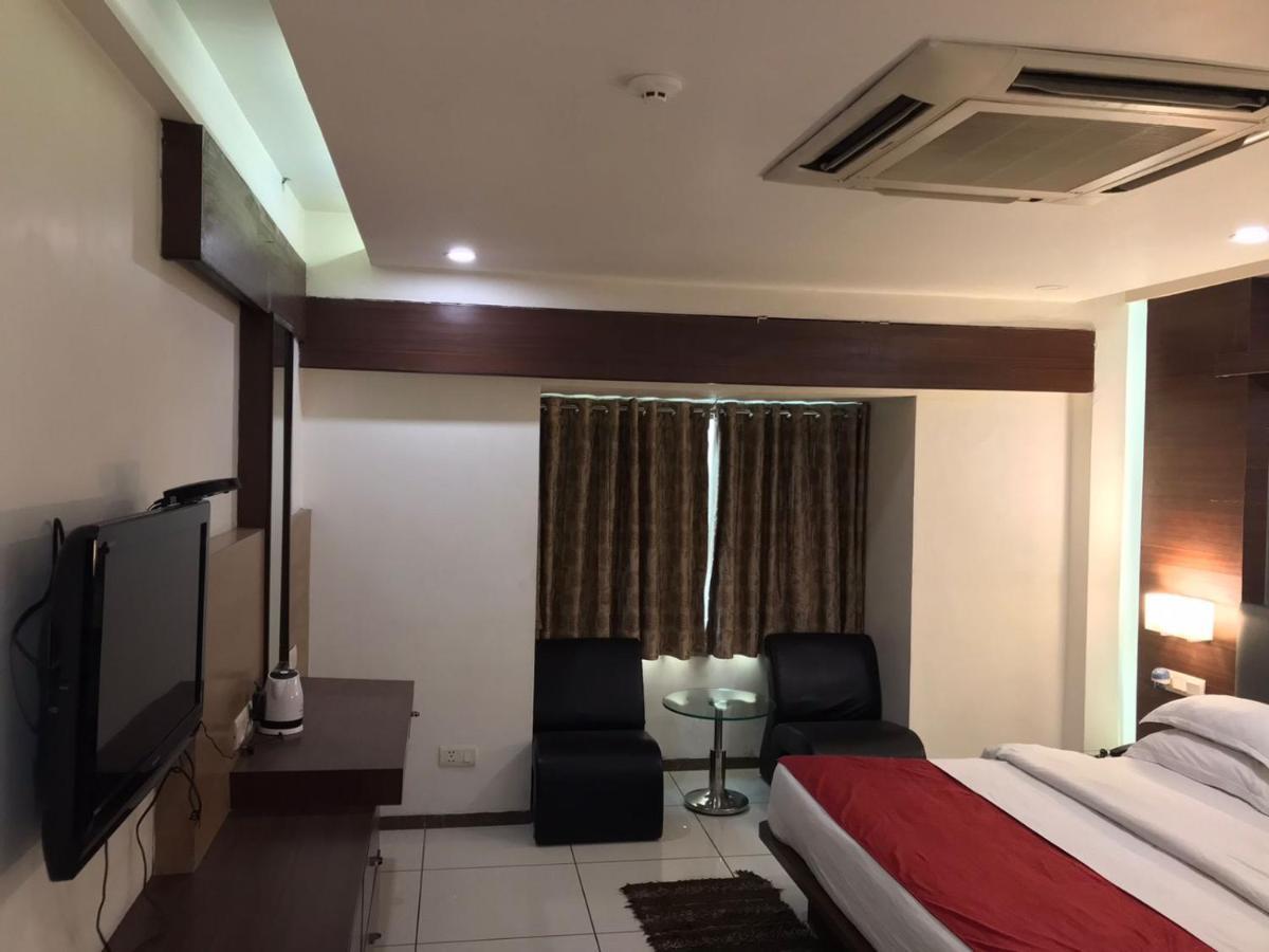 Pearl Hotel & Banquets Ahmedabad Eksteriør billede