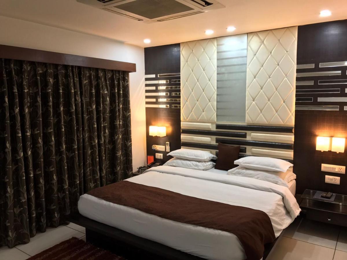 Pearl Hotel & Banquets Ahmedabad Eksteriør billede