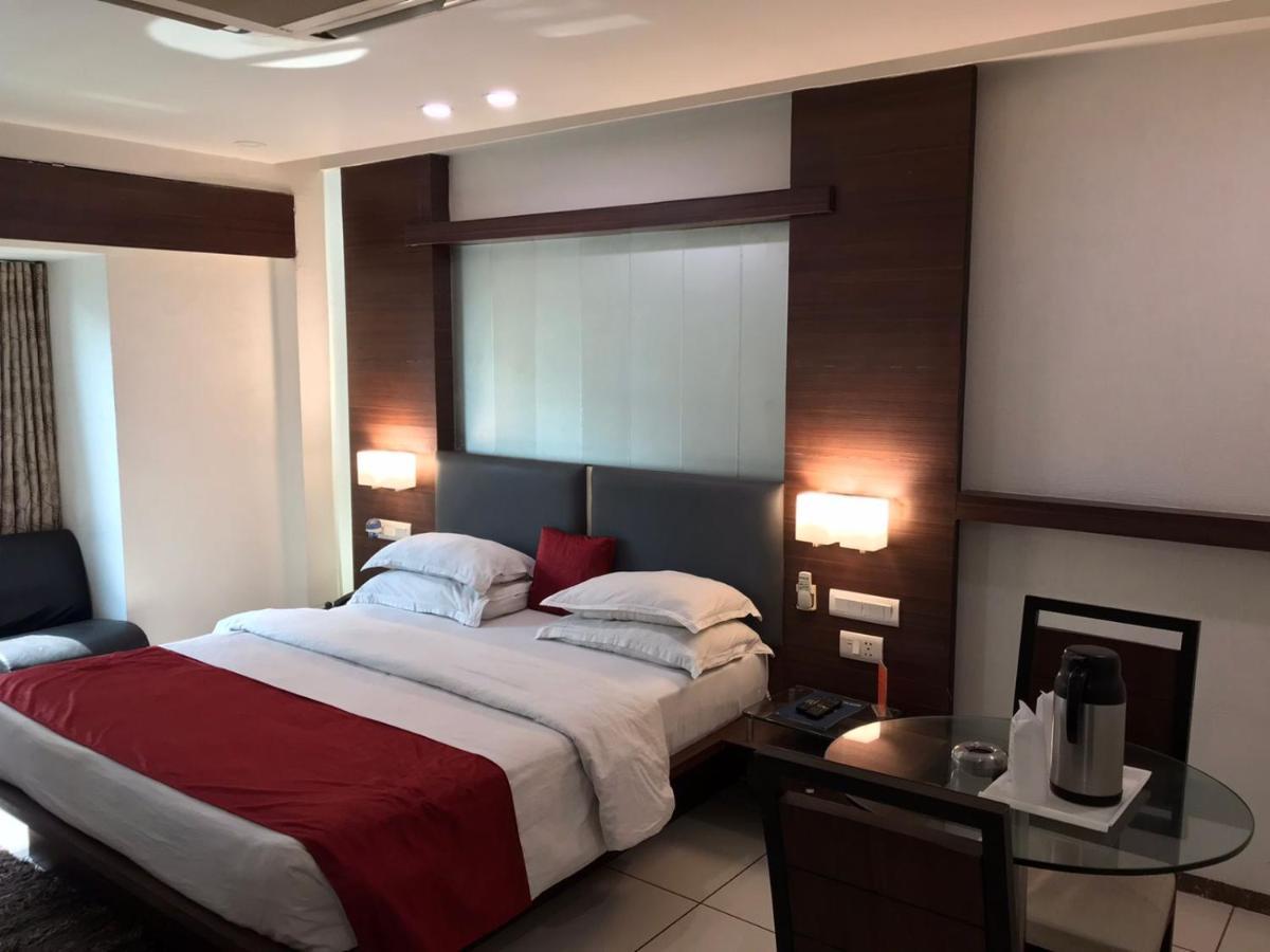 Pearl Hotel & Banquets Ahmedabad Eksteriør billede