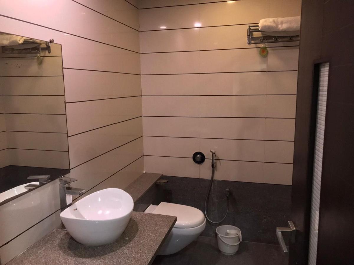 Pearl Hotel & Banquets Ahmedabad Eksteriør billede