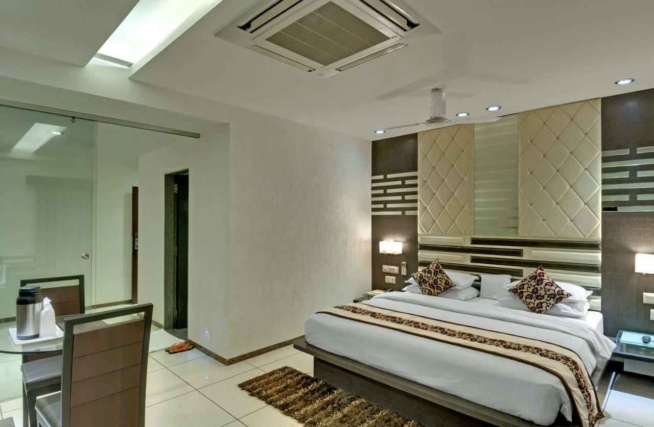 Pearl Hotel & Banquets Ahmedabad Eksteriør billede